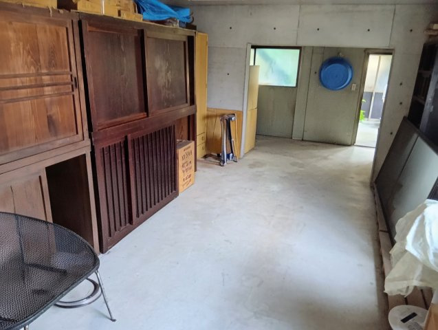 売中古戸建　静岡市清水区蒲原4丁目の収納|1階車庫横に倉庫があります。アウトドア用品の収納やDIYの作業スペースに使えそうです。
