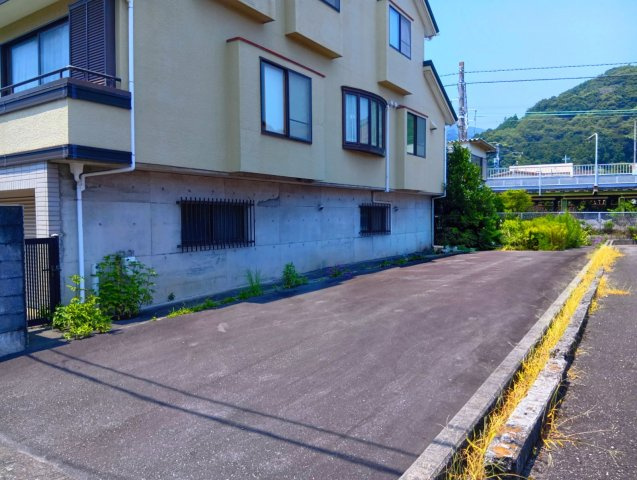 売中古戸建　静岡市清水区蒲原4丁目の駐車場|お車は6台駐車可能です。ご家族のお車もゆとりをもって駐車可能です。