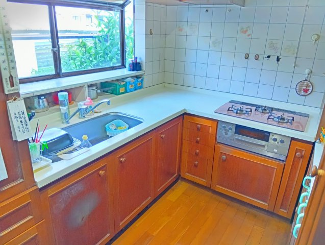 売中古戸建　静岡市清水区蒲原4丁目のキッチン|コの字型キッチンなので収納が多く、調理スペースも広いです。キッチンには窓があり明るく開放的です。
