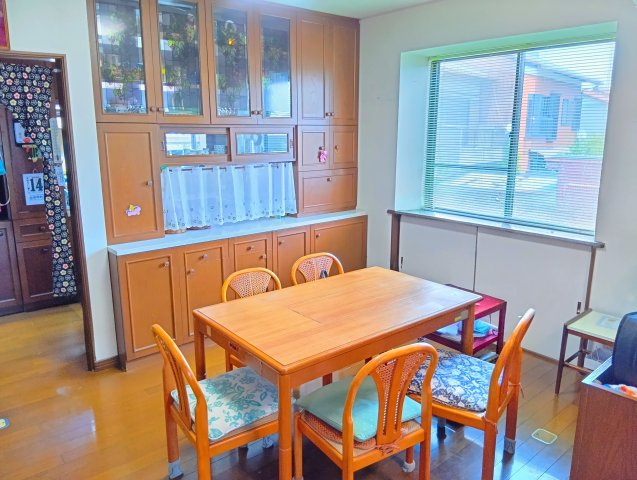 売中古戸建　静岡市清水区蒲原4丁目のダイニング|窓から入るたっぷりの日差しが嬉しいですね。キッチン横なので家事導線もスムーズです。
