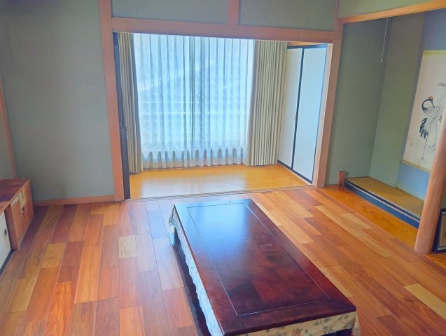 売中古戸建　静岡市清水区蒲原4丁目の居間・リビング|大きい窓があるので明るい空間でのびのびと生活できます。家族が自然に集まるような広さのリビングです。