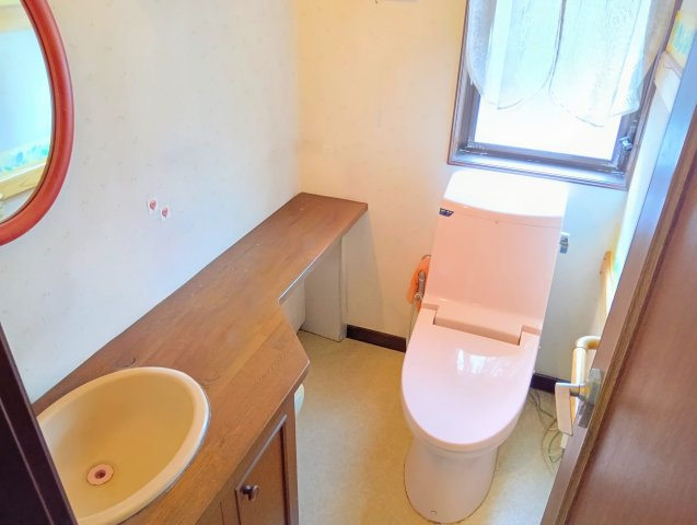 売中古戸建　静岡市清水区蒲原4丁目のトイレ|トイレには窓があり明るい室内です。手洗い場も併設しているので衛生的です。