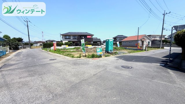 常総市本石下第13　新築戸建　2号棟の前面道路含む現地写真|敷地面積214.59㎡（64.91坪）のゆとりある土地で、陽当たり・風通しも良好。ぜひ現地でご体感ください。