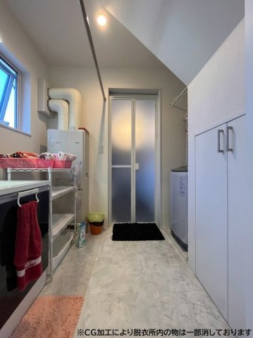 樽川３条２丁目 戸建の独立洗面台|広々としたユーティリティスペースには階段下収納もございます