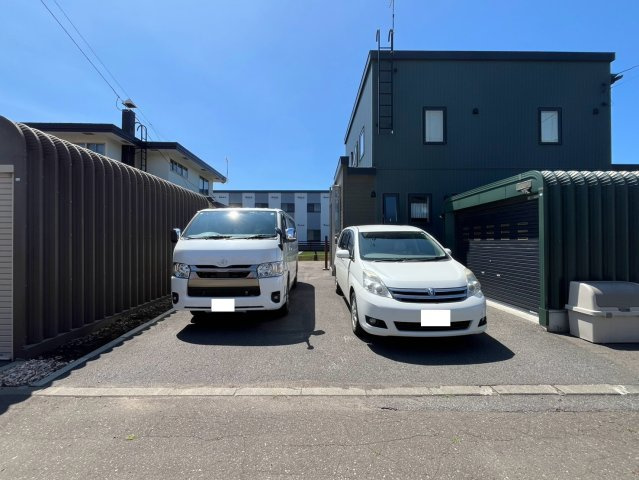 樽川３条２丁目 戸建の駐車場|本地向って左側には縦列２台、車庫前に１台＋車庫の計４台駐車可能です