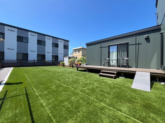 樽川３条２丁目 戸建の庭|南面の人工芝はドッグランとしてもご利用いただけます