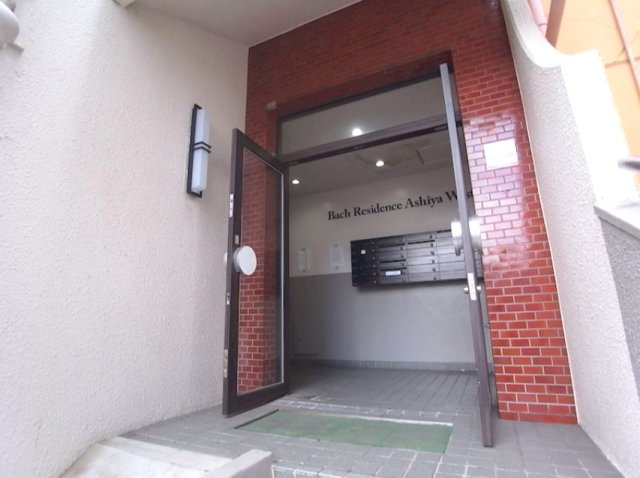 神戸市東灘区深江南町４丁目の賃貸マンションのエントランス