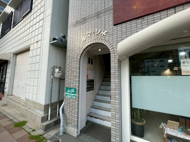 神戸市灘区浜田町３丁目の賃貸マンションのエントランス