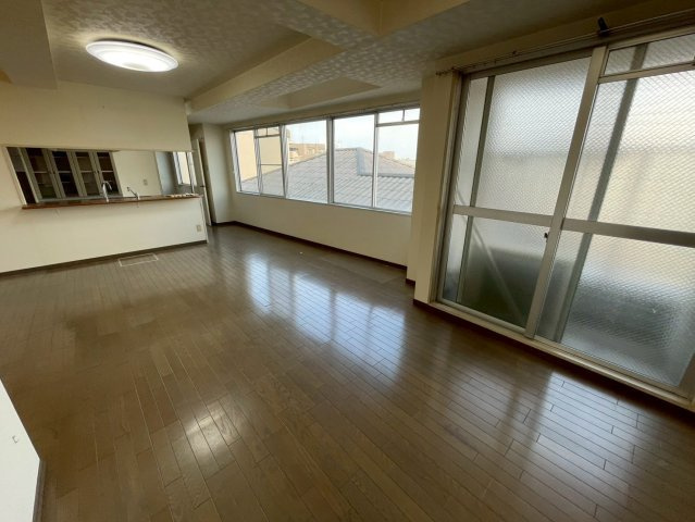 神戸市灘区浜田町３丁目の賃貸マンションの居間・リビング