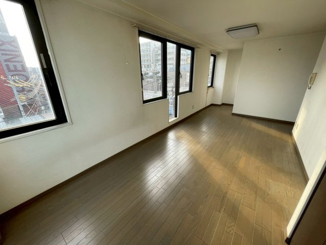 神戸市灘区浜田町３丁目の賃貸マンションの居間・リビング