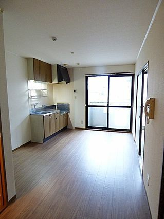 神戸市灘区浜田町３丁目のアパートの居間・リビング