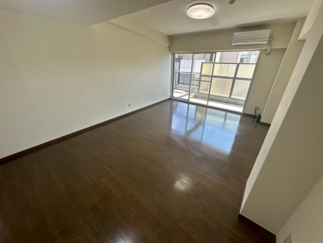 芦屋市船戸町の賃貸マンションの居間・リビング