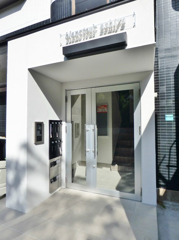 芦屋市東山町の賃貸マンションのエントランス