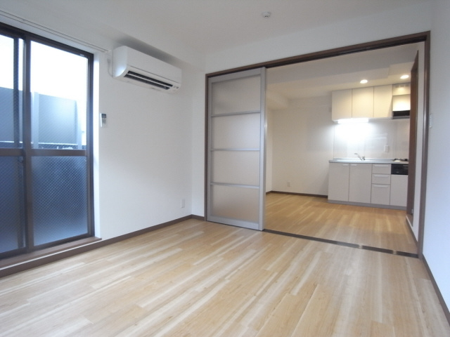 芦屋市東山町の賃貸マンションの居間・リビング