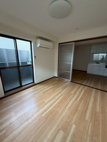 芦屋市東山町の賃貸マンションの居間・リビング