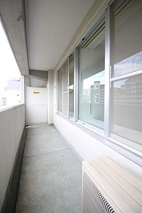 神戸市東灘区向洋町中１丁目の賃貸マンションのバルコニー