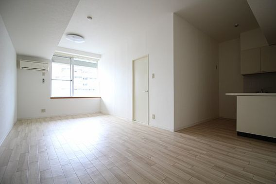 神戸市東灘区向洋町中１丁目の賃貸マンションの居間・リビング