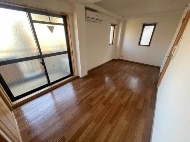 芦屋市大原町の賃貸マンションの居間・リビング