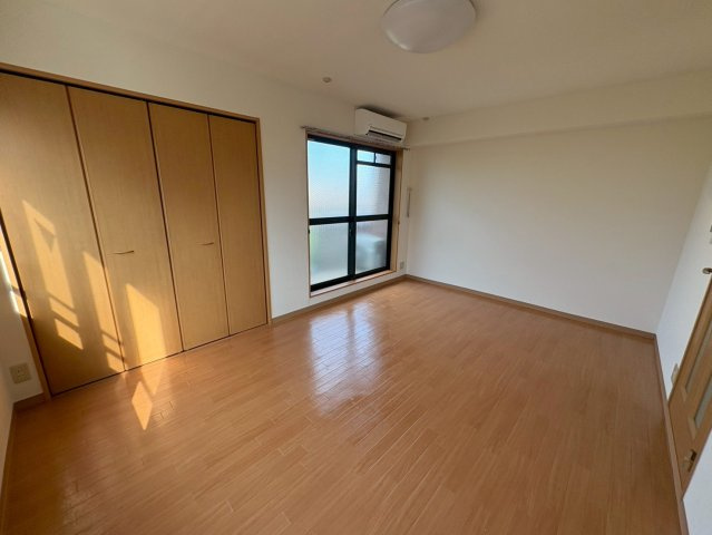 芦屋市大原町の賃貸マンションの居間・リビング