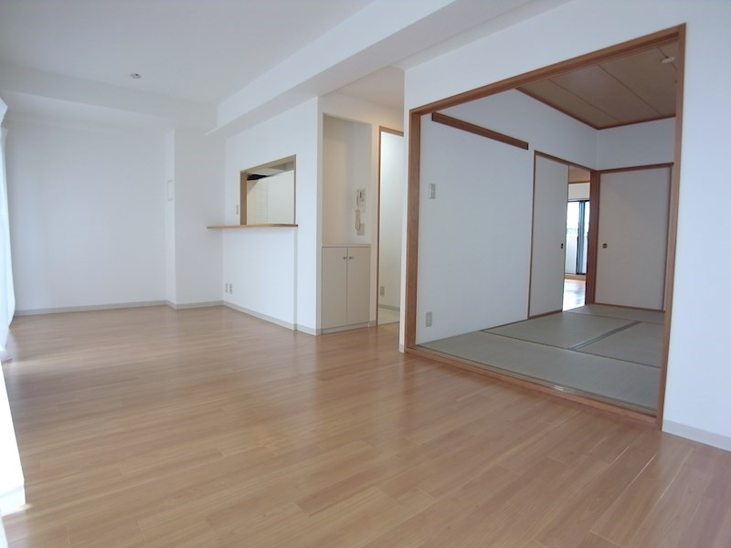 芦屋市業平町の賃貸マンションの居間・リビング