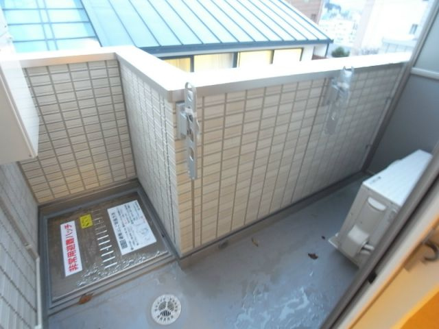 神戸市中央区北野町１丁目のアパートのバルコニー