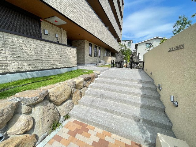 芦屋市翠ケ丘町の賃貸マンションのエントランス