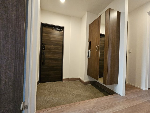 神戸市東灘区西岡本１丁目のアパートの玄関