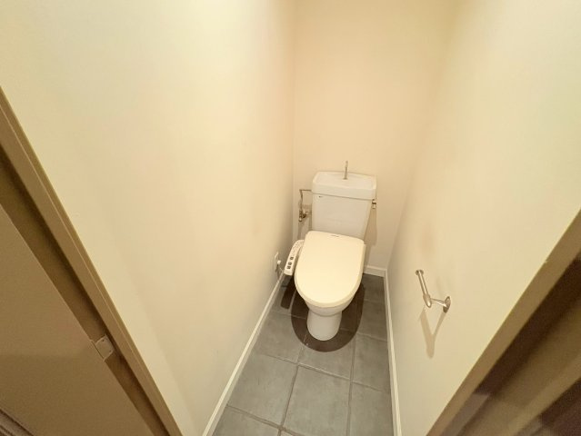 芦屋市茶屋之町の賃貸マンションのトイレ