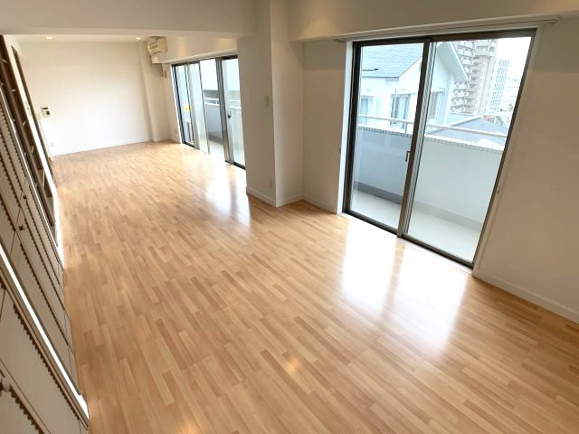 芦屋市茶屋之町の賃貸マンションの居間・リビング