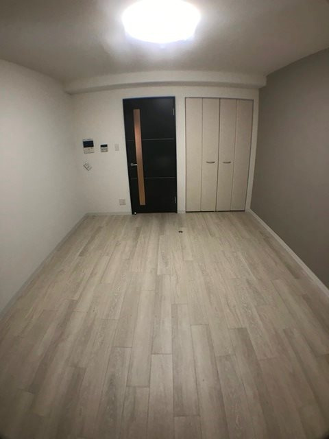 ボンニー元町の居間・リビング|落ち着いた色調の洋室です