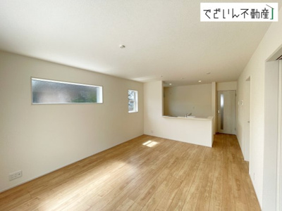 【居間・リビング】 | Livele Garden.S北本市東間　新築住宅 | 広がるやすらぎのプライベート空間。大きい窓から射しこむ眩い光が、広々としたリビング空間を鮮やかに映し出します。
現地(2026年8月撮影)