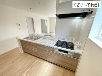 【キッチン】 | Livele Garden.S北本市東間　新築住宅 | ご家族みんなで調理ができる位のスペースを実現したキッチン空間となっております。みんなで作った料理を召し上がりながらの会話は、自然と笑いが絶えない空間がそこに広がります。
現地(2026年8月撮影)
