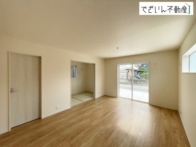 【居間・リビング】 | Livele Garden.S北本市東間　新築住宅 | センスが求められるプライベート空間だからこそ、自分の個性を飾るにふさわしい癒しと寛ぎの空間を演出します。
現地(2026年8月撮影)