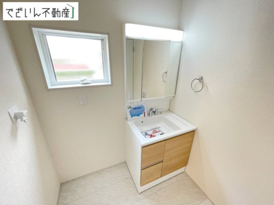 【独立洗面台】 | Livele Garden.S北本市東間　新築住宅 | 朝の支度も家族並んでスムーズに。洗面台の広さと収納力が、忙しい毎日を支えてくれます。
現地(2026年8月撮影)