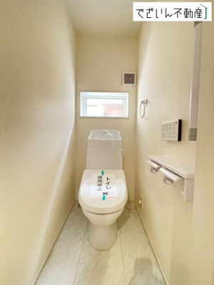 【トイレ】 | Livele Garden.S北本市東間　新築住宅 | シンプルで清潔感のある空間は、毎日使う場所だからこそ嬉しい。家族みんなが快適に過ごせる工夫が詰まっています。
現地(2026年8月撮影)