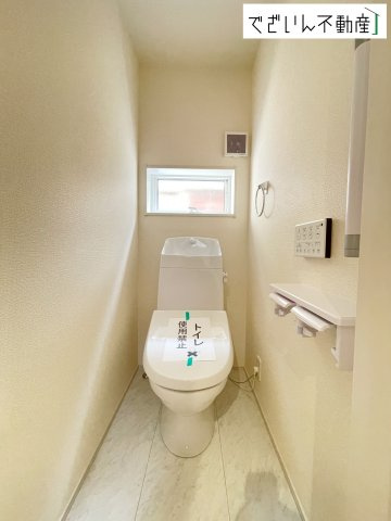 【トイレ】 | Livele Garden.S北本市東間　新築住宅 | シンプルで清潔感のある空間は、毎日使う場所だからこそ嬉しい。家族みんなが快適に過ごせる工夫が詰まっています。
現地(2026年8月撮影)
