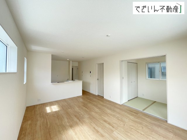 【居間・リビング】 | Livele Garden.S北本市東間　新築住宅 | 和室と隣接したリビングは、遊び場にもお昼寝スペースにも。育児と家族時間が無理なく両立できる、優しい間取りです。
現地(2026年8月撮影)