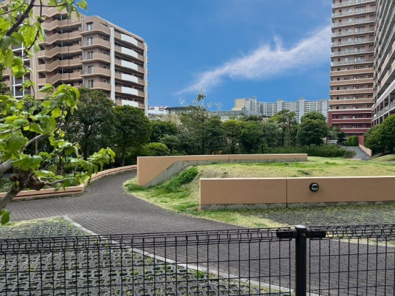 南面からの眺望。前面に建物がなく、開放的です