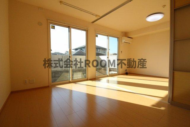 プラウド年見の寝室|落ち着いた色調の寝室です