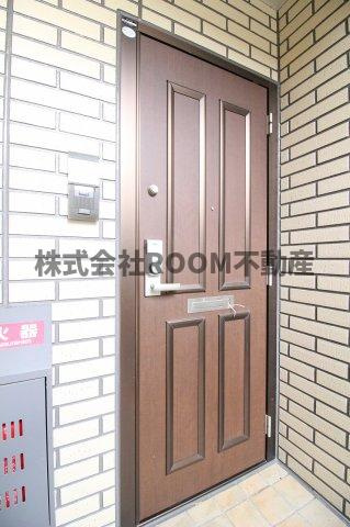 フローラルビレッジⅣ番館の玄関|明るい玄関です