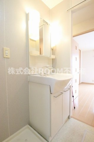 フローラルビレッジⅤ番館の独立洗面台|独立洗面台、小物を置くことができて便利です