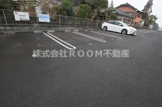 D-roomみやこBALの駐車場|車をお持ちの方に嬉しい駐車場付きの物件です