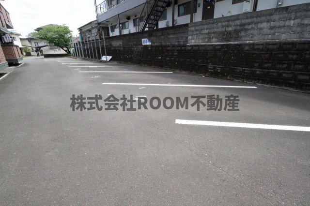 TKIフラットB棟の駐車場|カースペースがあります