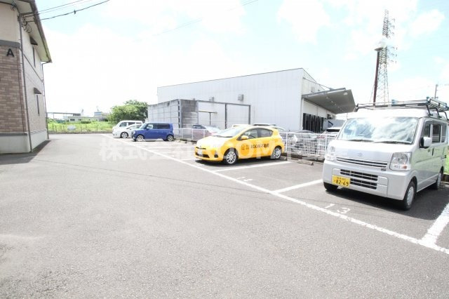 シャルマンコートの駐車場