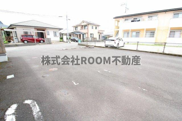 セジュール・希ららの駐車場|車をお持ちの方に嬉しい駐車場付きの物件です
