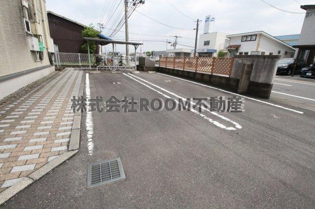グランモアTOJIKIの駐車場|駐車場があるので、車を買う予定の方も安心です