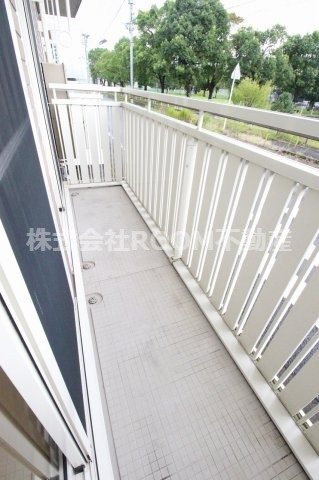 ヴィラ・モナリエールC棟のバルコニー|外からの目が気にならないバルコニーで洗濯物が干せます