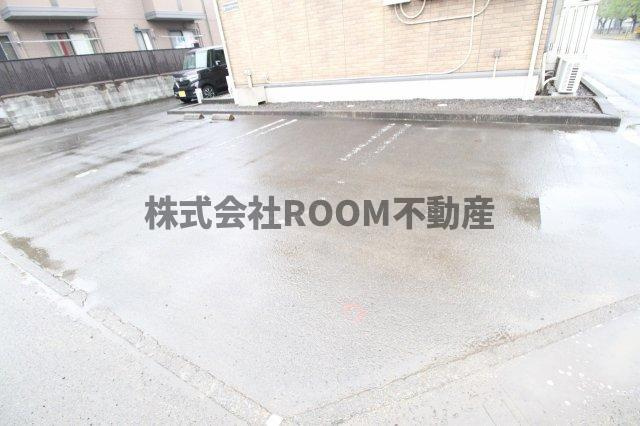 ヴィラ・モナリエールC棟の駐車場|駐車場があるので、車を買う予定の方も安心です