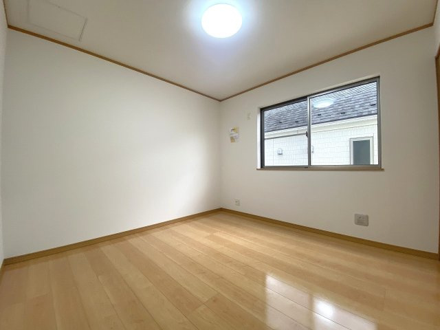 川口市赤井　中古戸建の寝室|2階中央に位置する6.1帖の明るく快適な洋室です。レイアウトのしやすい綺麗な室内形状！寝室や子供部屋としても最適で、陽光が心地よく差し込む温かみのある空間となります。