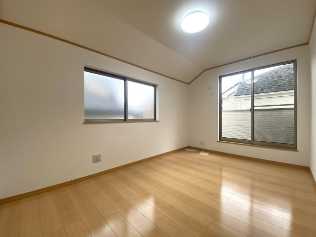川口市赤井　中古戸建の子供部屋|主寝室や子供部屋にぴったりな2階6.7帖のゆとりある洋室です。十分な広さに加えて収納も充実！2面採光で風通しも大変良好な、快適に過ごせるプライベート空間です